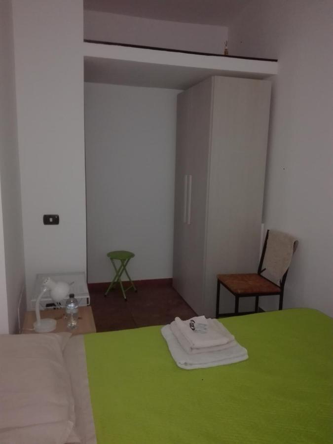 A Santy'S Roomsbagno Condiviso Shared Both2Piano No Lift No Shuttle -No Pasti No Meal,- A Pagamento Air Condit For A Fee Extra Bed For A Fee-Letto Extra A Pagamento -3 Minuti A Piedi Da Bus Per Fiera Di Roma Fiumicino Exterior photo